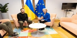 La Presidente von der Leyen e il Collegio a Kiev per il terzo anniversario dell'invasione su vasta scala dell'Ucraina da parte della Russia.